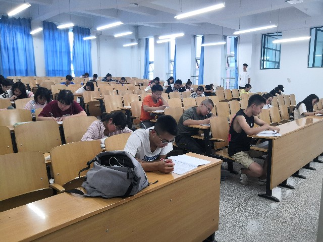 1528794672137693.jpg 四级模拟考试现场.jpg