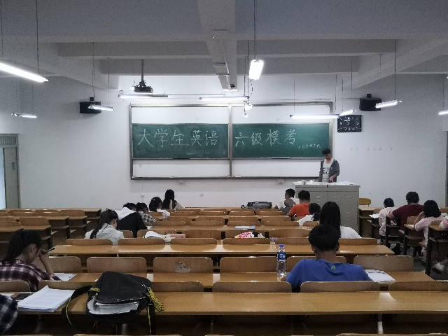 1528794689544093.jpg 六级模拟考试现场.jpg