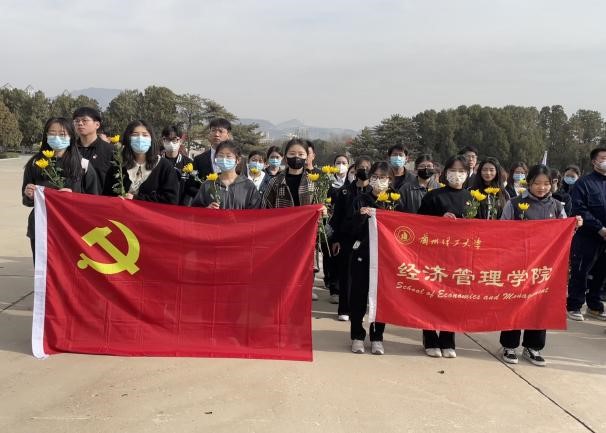 “三抓三促”行动进行时|铭记峥嵘历史 汲取奋进力量——BetWay必威研究生会参观烈士陵园活动